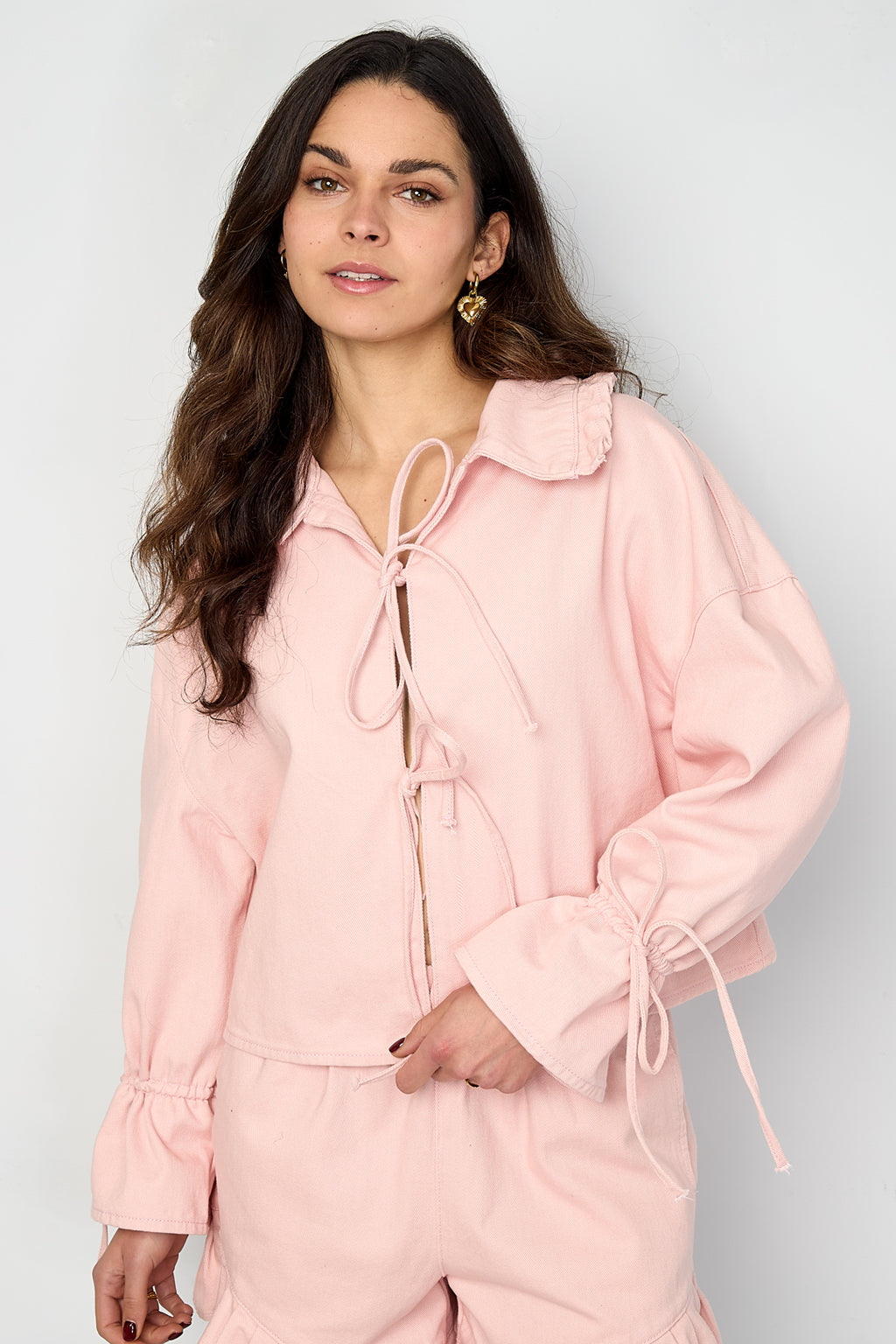 Kiana Jasje met Strikdetails