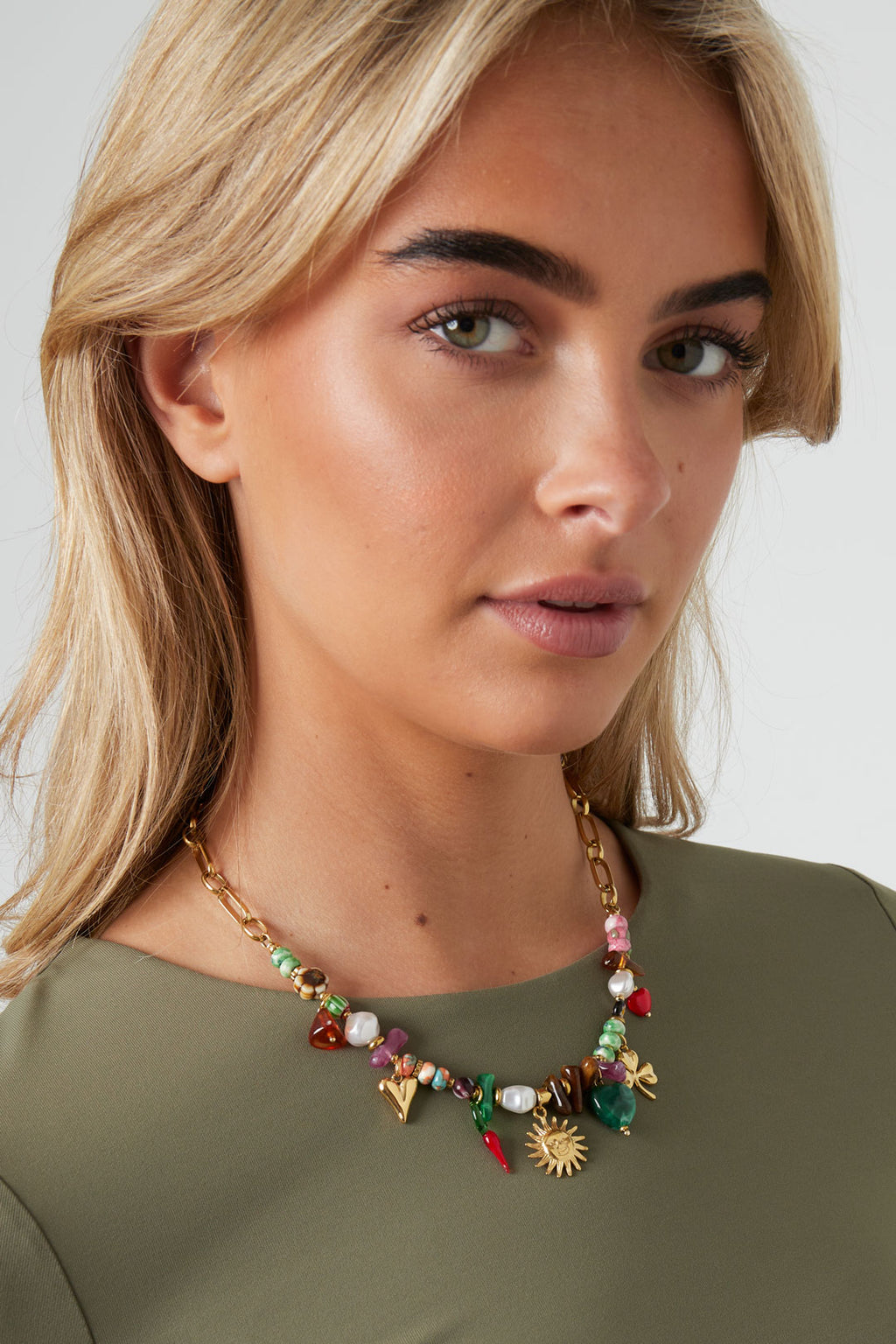 Kralen ketting met bedeltjes